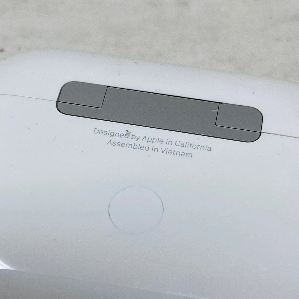 Apple AirPods Pro 2nd Gen MagSafe Charging Case USB-C White A2968 Untested